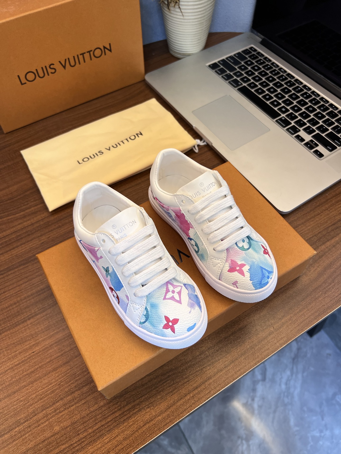 Children's shoes child